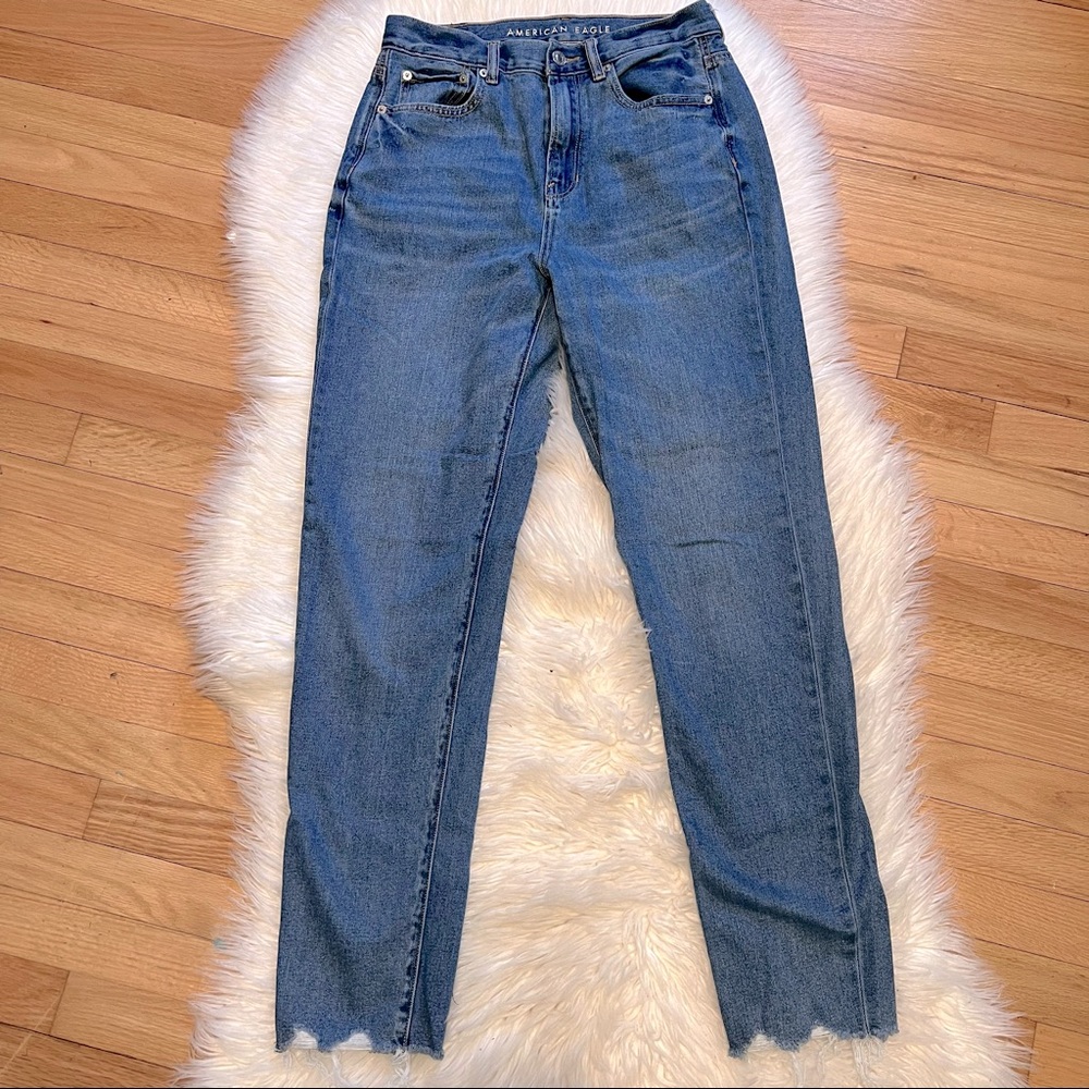 American Eagle Women’s High-Rise, Raw Hem, Mom Jeans Size 6 extra Long